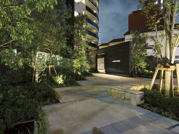 Buildings and facilities. By build a building to about 18m secluded location from Meiji-dori, Ensure the silence. Approach that has been surrounded by the flowers of the four seasons, We will escort you into praised Okuyukashi and unwavering dignity mansion. (Entrance approach (September 2013 shooting))