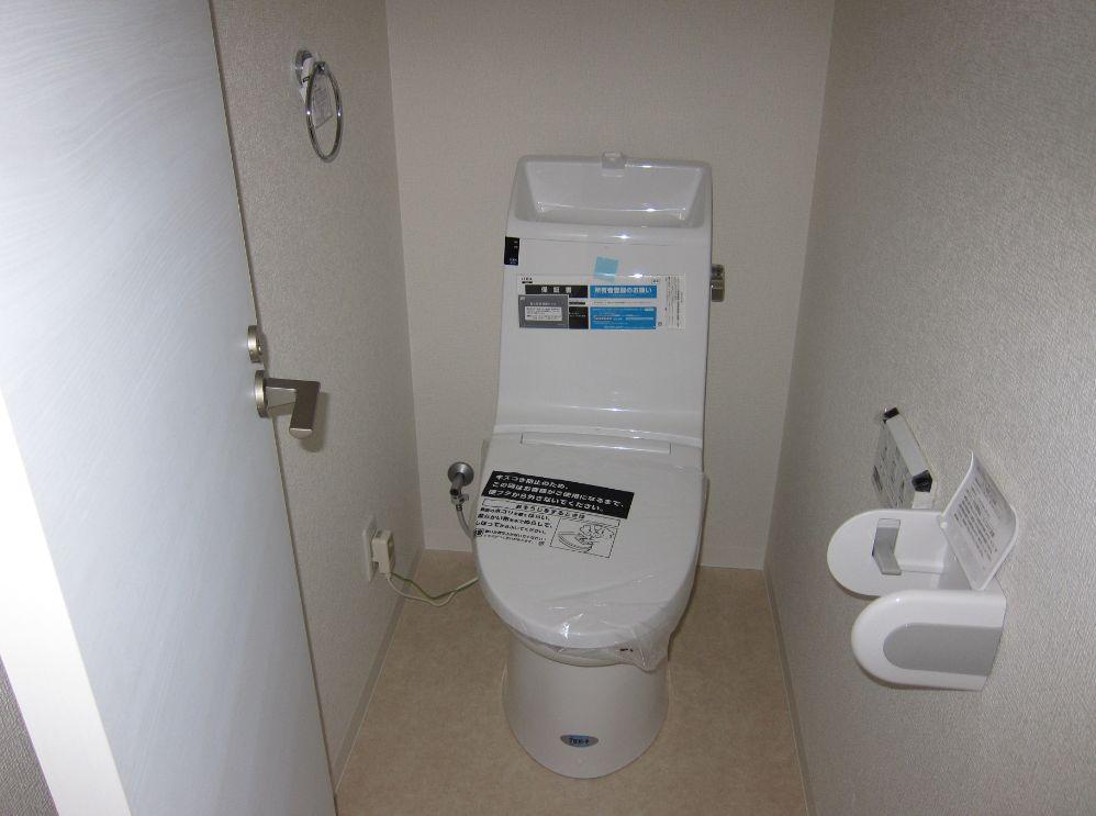 Toilet. Indoor (12 May 2013) Shooting