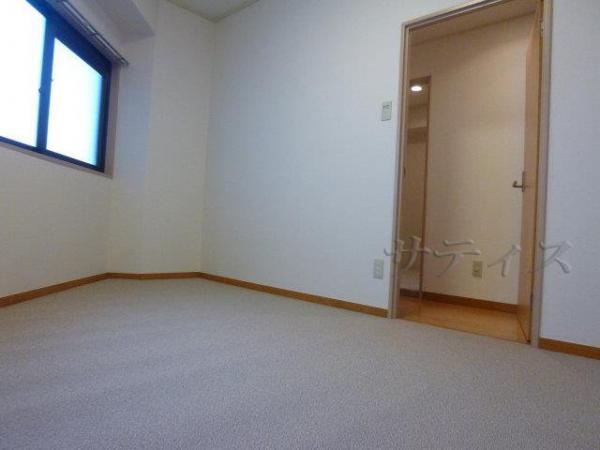Non-living room. Entrance left hand of the Western-style