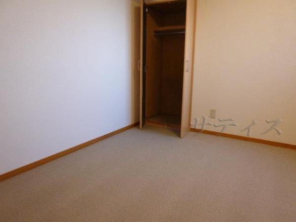 Non-living room. About 6.4 Pledge of carpet