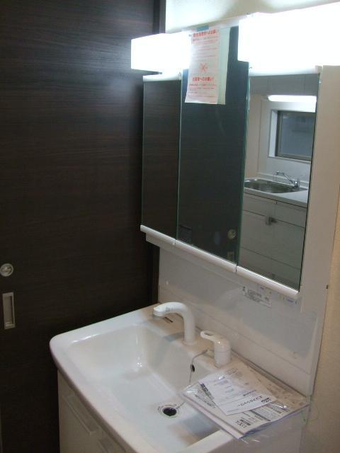 Wash basin, toilet. Indoor (11 May 2013) Shooting