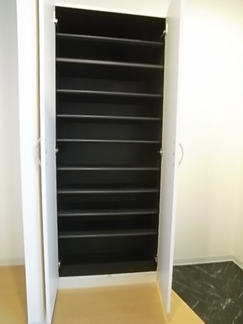 Receipt. Abundant amount of storage of the shoe closet.