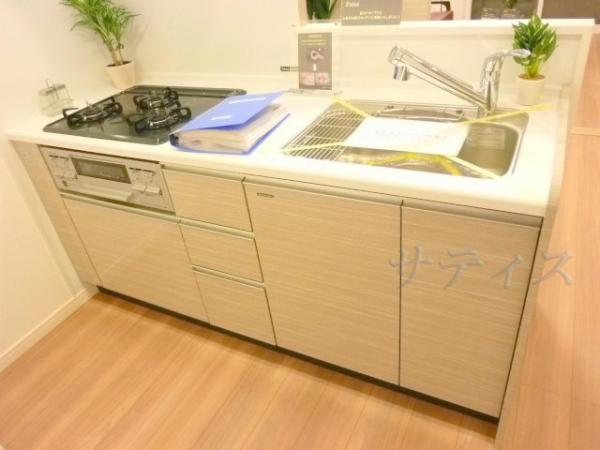 Kitchen. System kitchen is beautiful even in the pre-renovation!