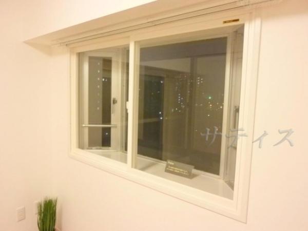 Non-living room. Bay window has a double sash