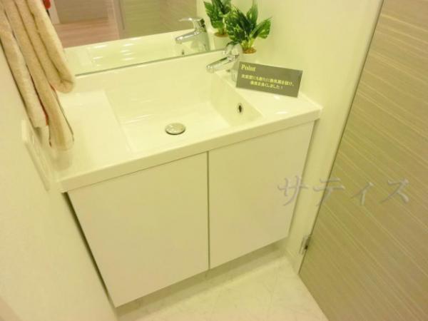 Wash basin, toilet. Wash basin