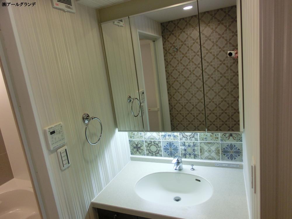 Wash basin, toilet. Indoor (12 May 2013) Shooting