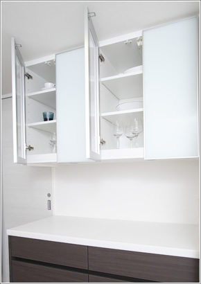 Kitchen.  [Cupboard (OP)] Easy-to-use separate type. The top has adopted a glass door, Hanging cupboard ceiling. Bottom drawer storage. Counter is possible the same specifications as the kitchen.