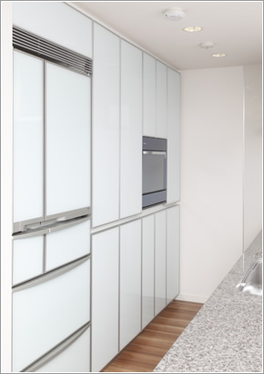 Kitchen.  [kitchen ・ System storage (OP)] The glass door of the aluminum frame, Directing the kitchen in style. Also, such as large-size refrigerator and microwave oven, You can clean the built-in.