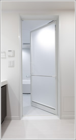 Bathing-wash room.  [Bathroom door] Slim frame, Adopt the styrene surface material with cleanliness. Just push and pull of easy to grasp the bar handle, You can smooth opening and closing operation. In addition there is no packing in the frame, Is clean is easy.