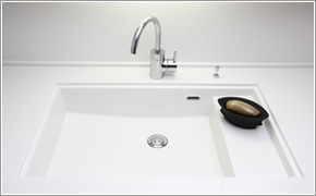 Bathing-wash room.  [Wash bowl integrated counter] It is integrated counter seamless, Produce a modern space. It is easy to clean. Also provided side step counter to wash bowl put the soap.