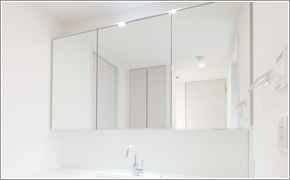 Bathing-wash room.  [Three-sided mirror & Medicine box] The easy-to-read large triple mirror, Set the lighting color of the skin look natural. The inside of the three-sided mirror, Is Medicine box that once you organize your cosmetics and medicine class.