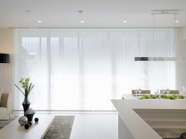 Living.  [Living Dining] And uneven with no ceiling of the line, Full-height sash of the same about 2.5m high and its line ..., Beautiful living space in a simple made up of walls and ceilings. So as not to impair this line, Ceiling cassette type air conditioning are standard in the LD.