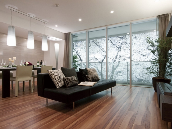 Room and equipment. LD overlooking the cherry trees in front of the eyes. To about 23 tatami mats spread, Full-height sash brings a greater sense of openness. Flooring reminiscent of a wood surface is in harmony with the landscape of the cherry tree. (Model Room 90C-SW type of LD ・ Select Plan ・ Application Exit. Scenery of capiz panels)