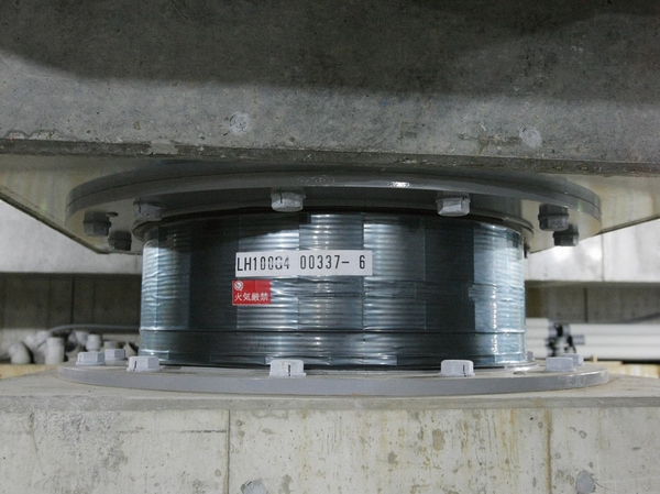 Buildings and facilities.  [Seismically isolated structure] <Sakura Place> is, Provided with a seismic isolation system between the direct foundation and building "seismic isolation" structure. The total also of seismic isolation device is placed in a well-balanced to work evenly throughout the building 48 units, By greatly reducing the seismic force transmitted to the building from the ground, To ensure the safety of the building. (Seismic isolation system ・ Lead plug Rubber (same specifications photo))