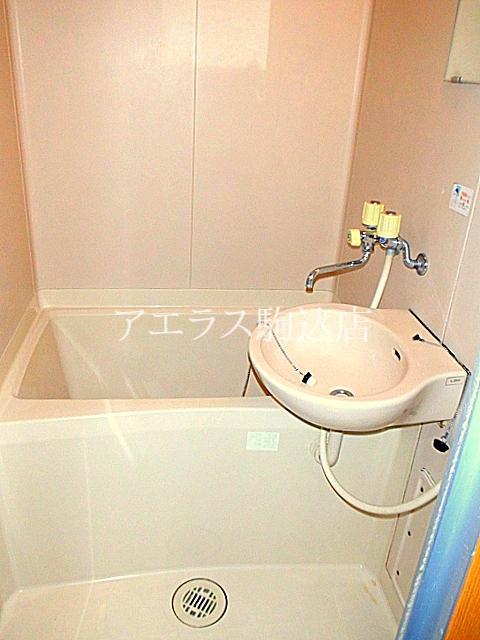 Bath. Clean unit bus