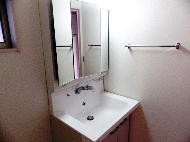 Wash basin, toilet. Washroom