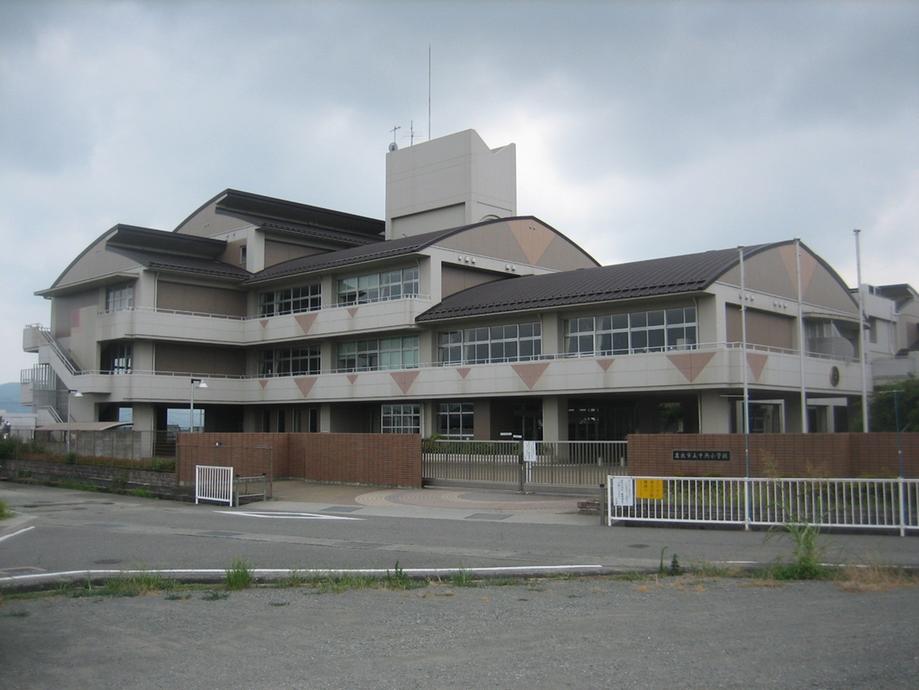 Primary school. Iwade center 600m up to elementary school (600m)