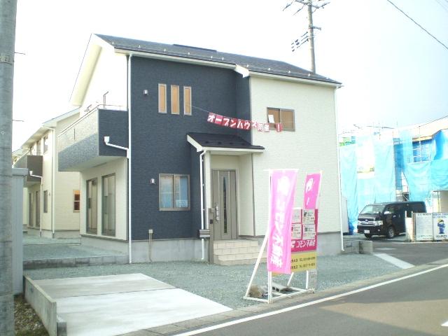 Local photos, including front road. (1) Building: local (October 31, 2013) Shooting