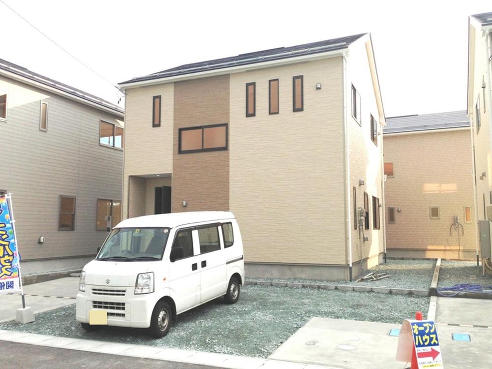 Local photos, including front road. The 2- (2) Building: local (October 31, 2013) Shooting