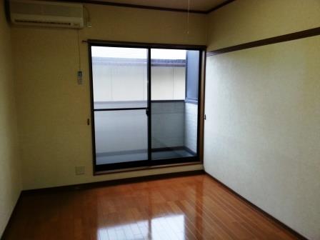 Other room space. It is shiny with wax ☆