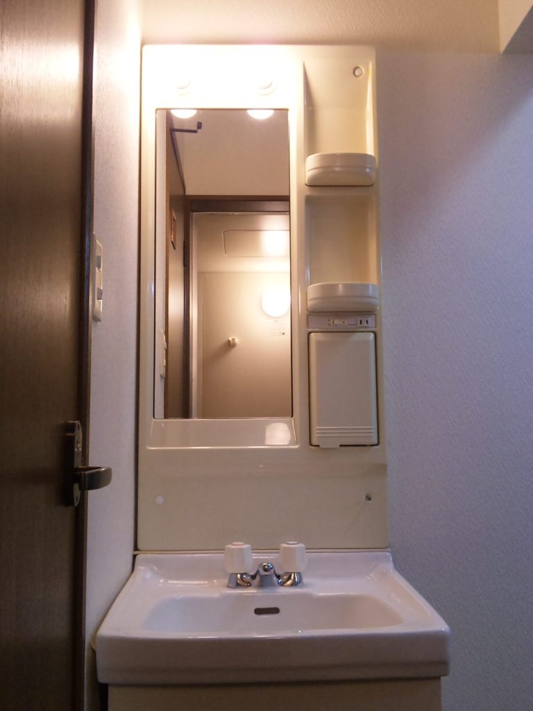 Washroom. Washbasin independence