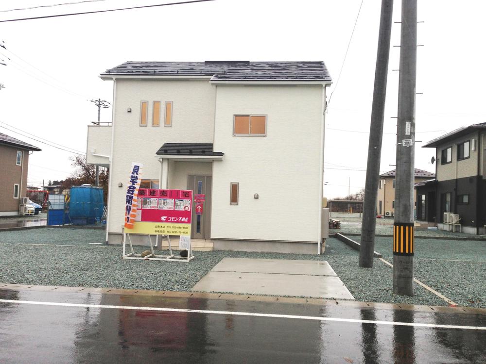 Local photos, including front road. (4) Building: local (December 13, 2013) Shooting