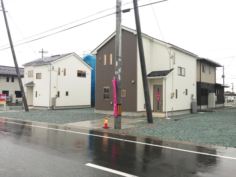 Local photos, including front road. (3) Building: local (December 13, 2013) Shooting