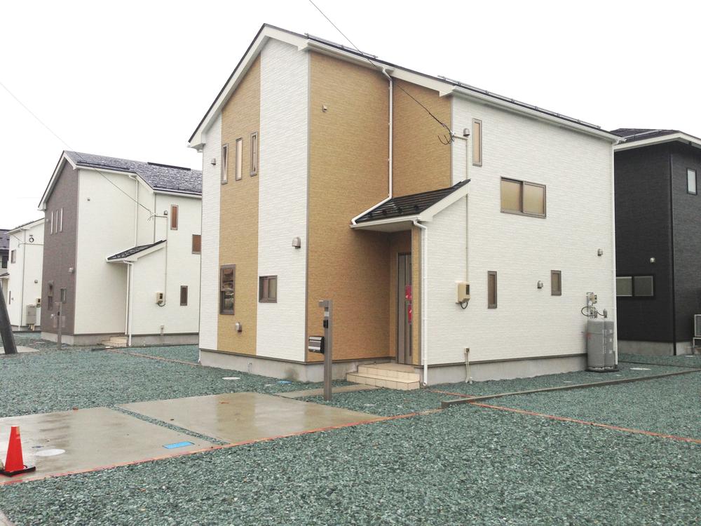 Local photos, including front road. (2) Building: local (December 13, 2013) Shooting