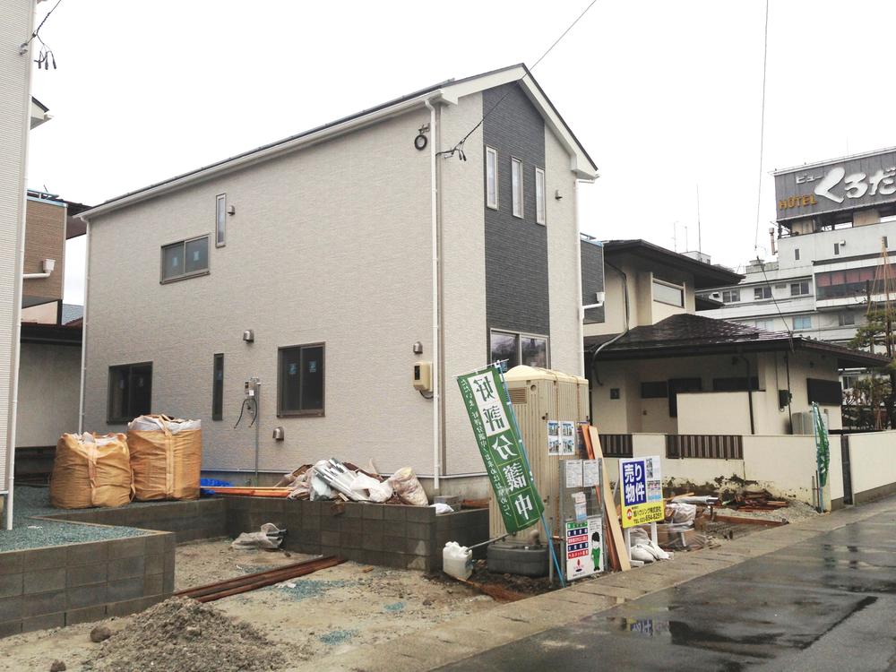 Local photos, including front road. (2) Building: local (December 13, 2013) Shooting