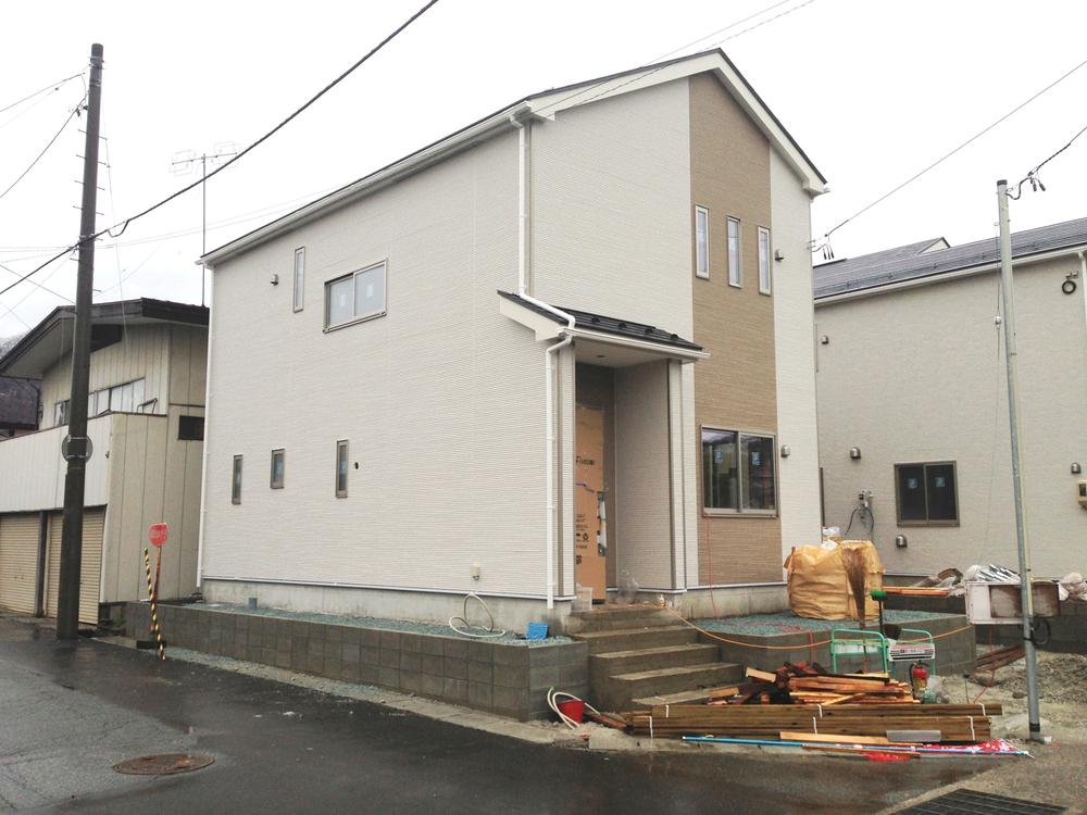 Local photos, including front road. (1) Building: local (December 13, 2013) Shooting