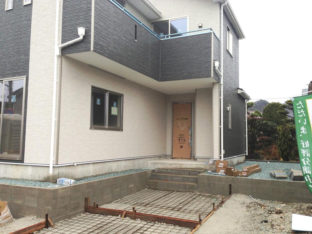 Parking lot. (2) Building: local (December 13, 2013) Taking