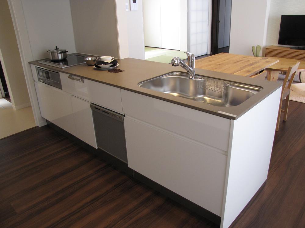 Kitchen. There is a sense of quality at the top of the dark brown of artificial marble