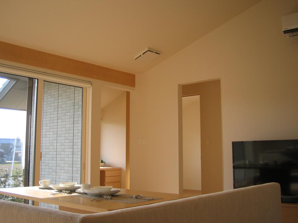 Living. Widely felt because of the high ceiling