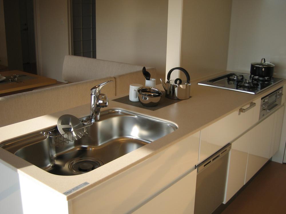 Kitchen. You can comfortably cuisine in the bright kitchen