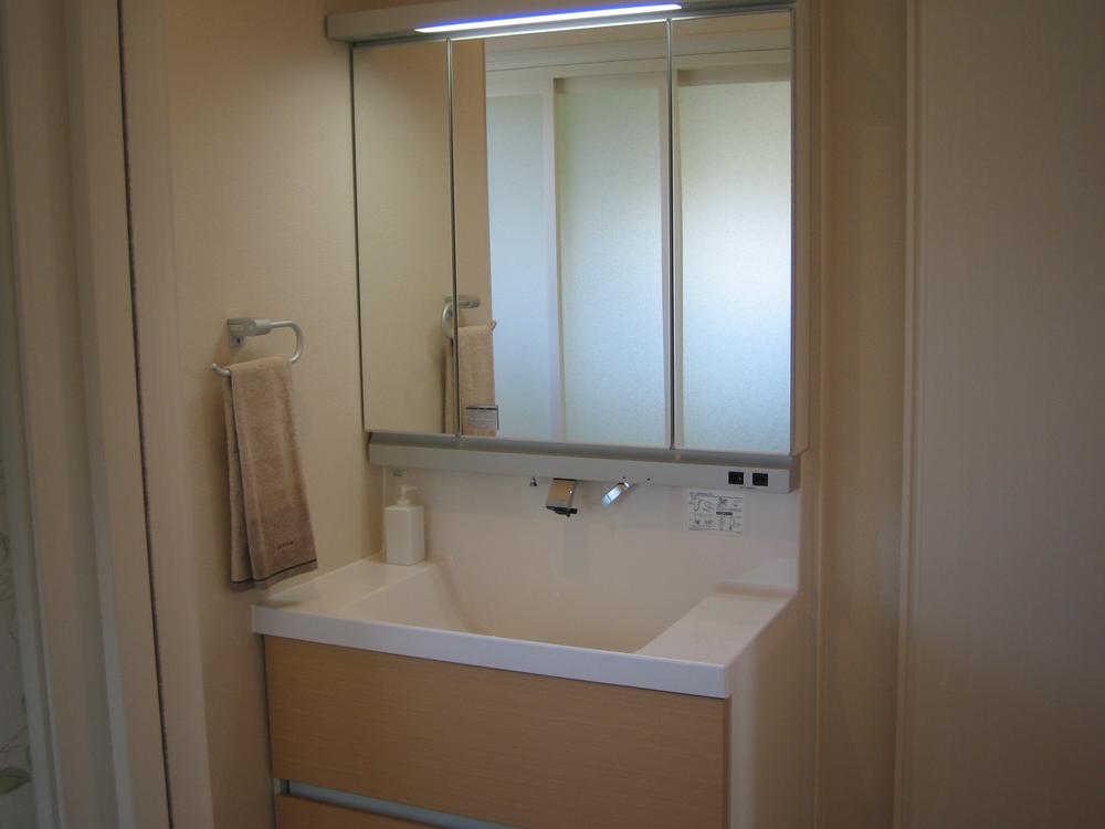 Wash basin, toilet. Wash basin that is easy care