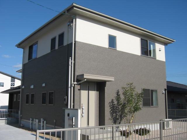 Local appearance photo. Stylish two-tone outer wall