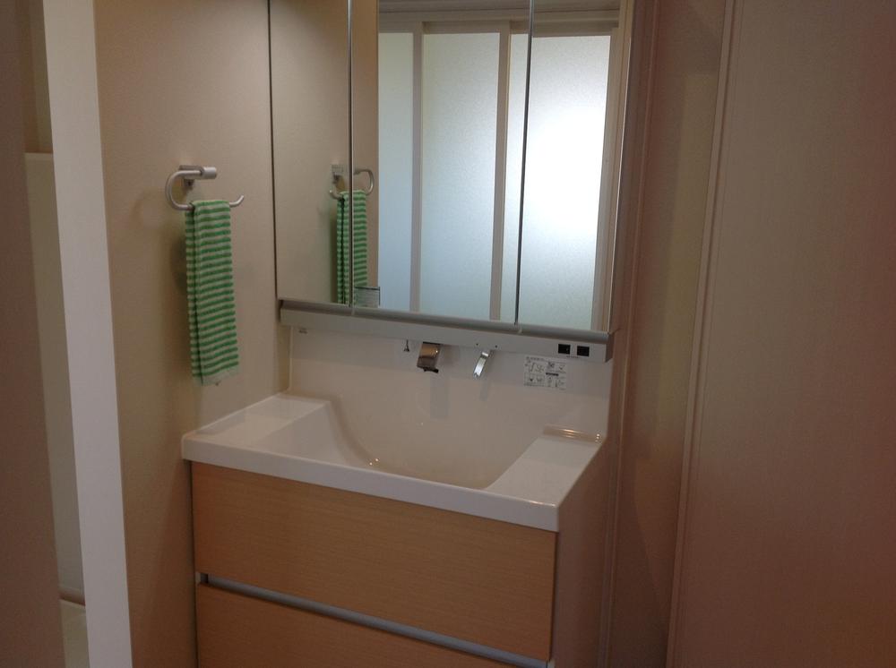 Wash basin, toilet. Vanity that is easy care