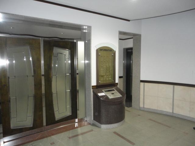 Entrance. Common areas