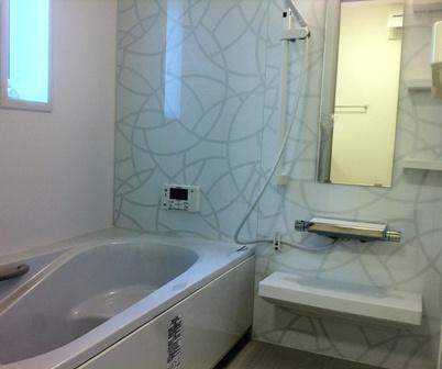 Bathroom. Served in the slow family stretched out foot in the bright and spacious bathtub. 