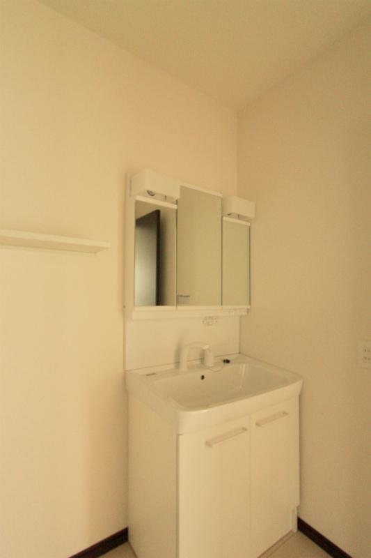 Wash basin, toilet. July 2013 4 days shooting