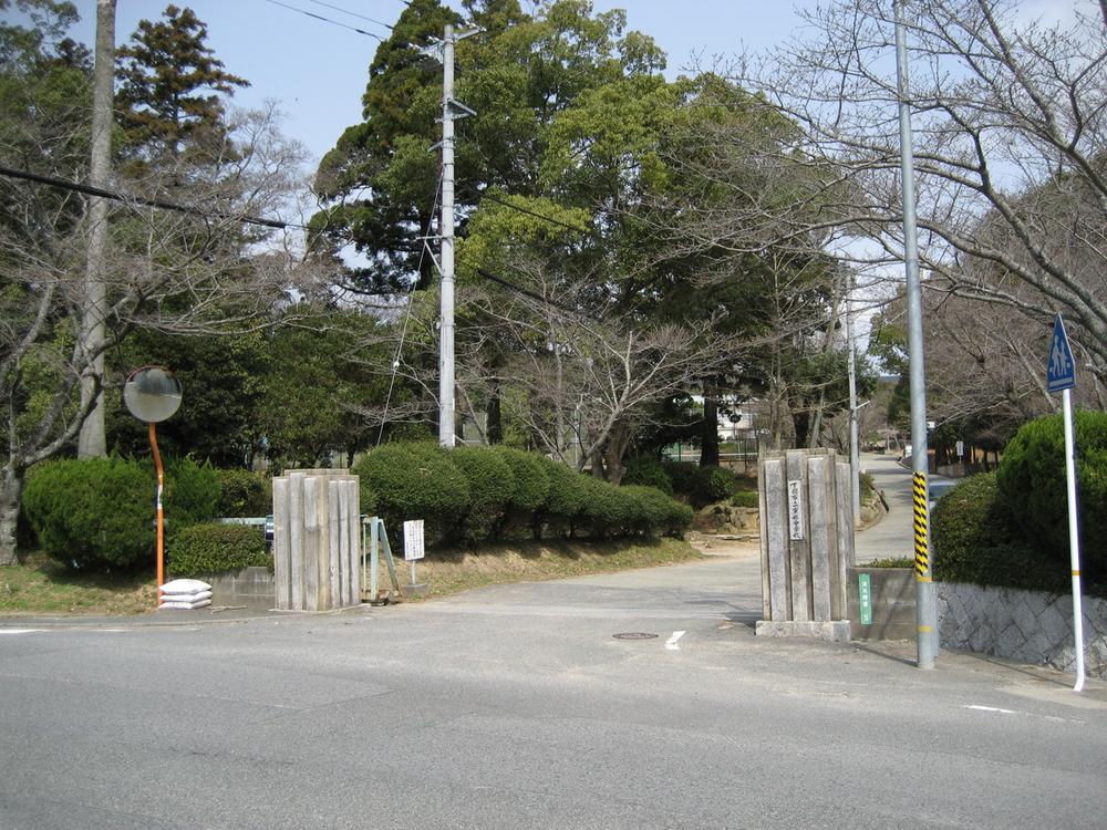 Junior high school. 2700m to Shimonoseki Municipal Eastern Junior High School