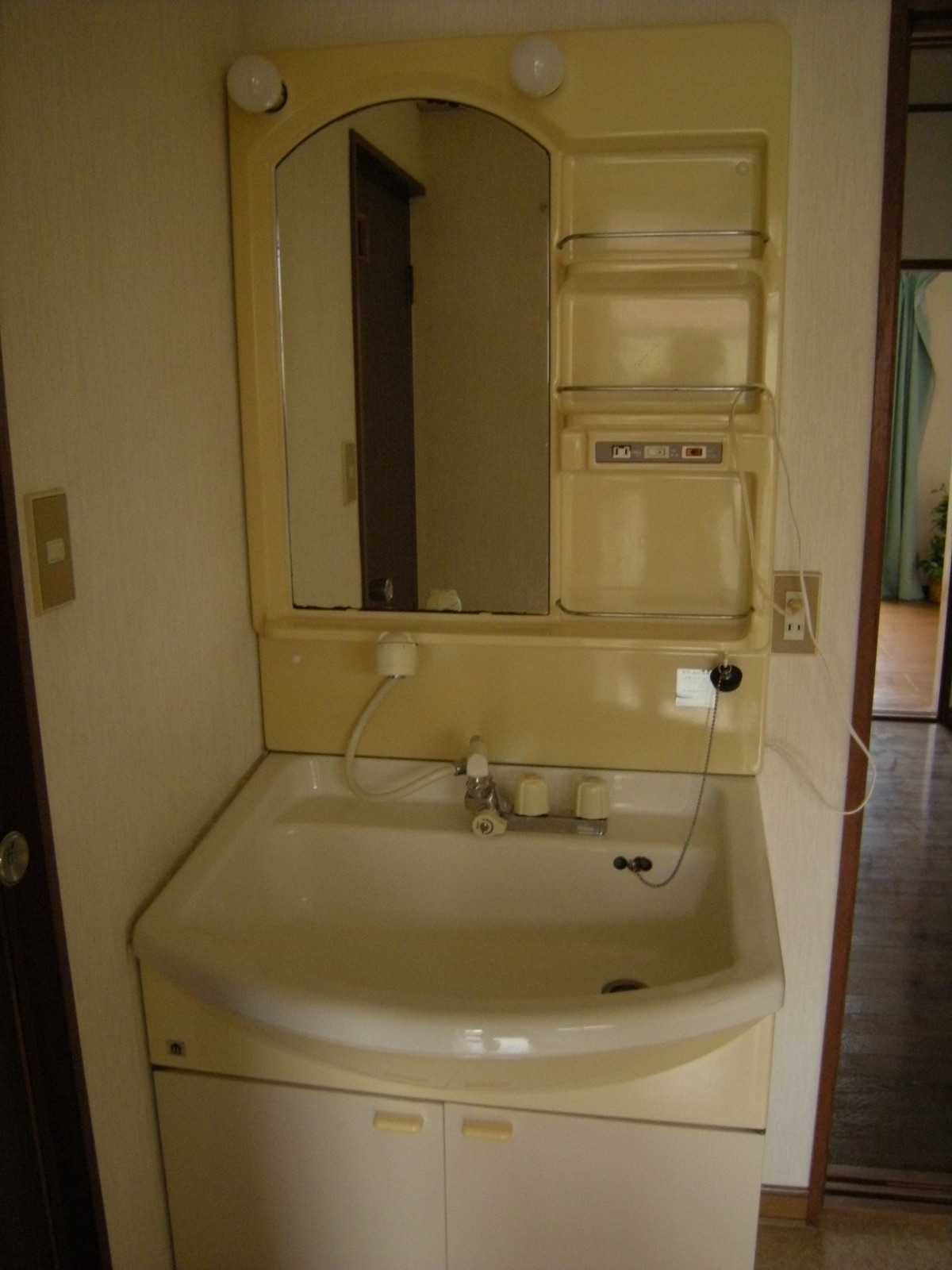 Other room space. Shampoo dresser