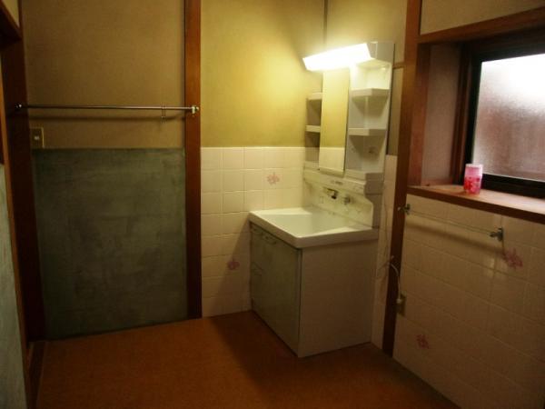 Wash basin, toilet
