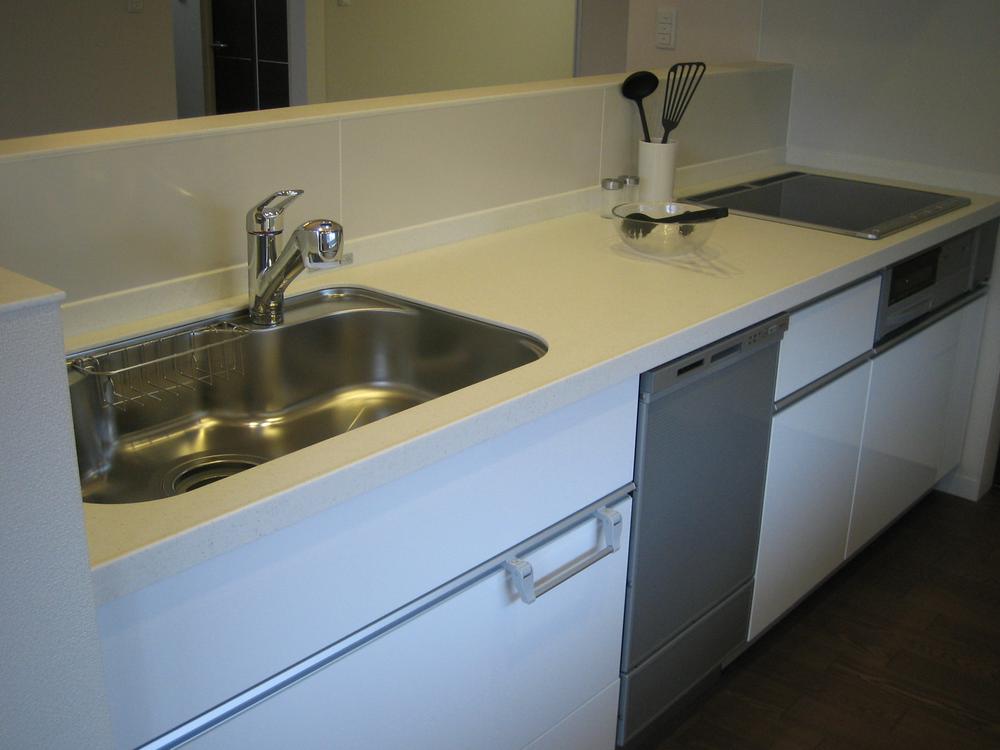 Kitchen. We hide the hand of the kitchen in the kitchen shade. 