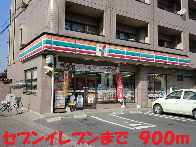 Convenience store. 900m to Seven-Eleven (convenience store)