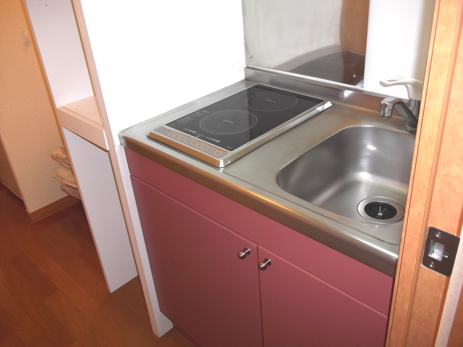 Kitchen. Glad storage shelves with the peace of mind cooking left in the electric heating stove!