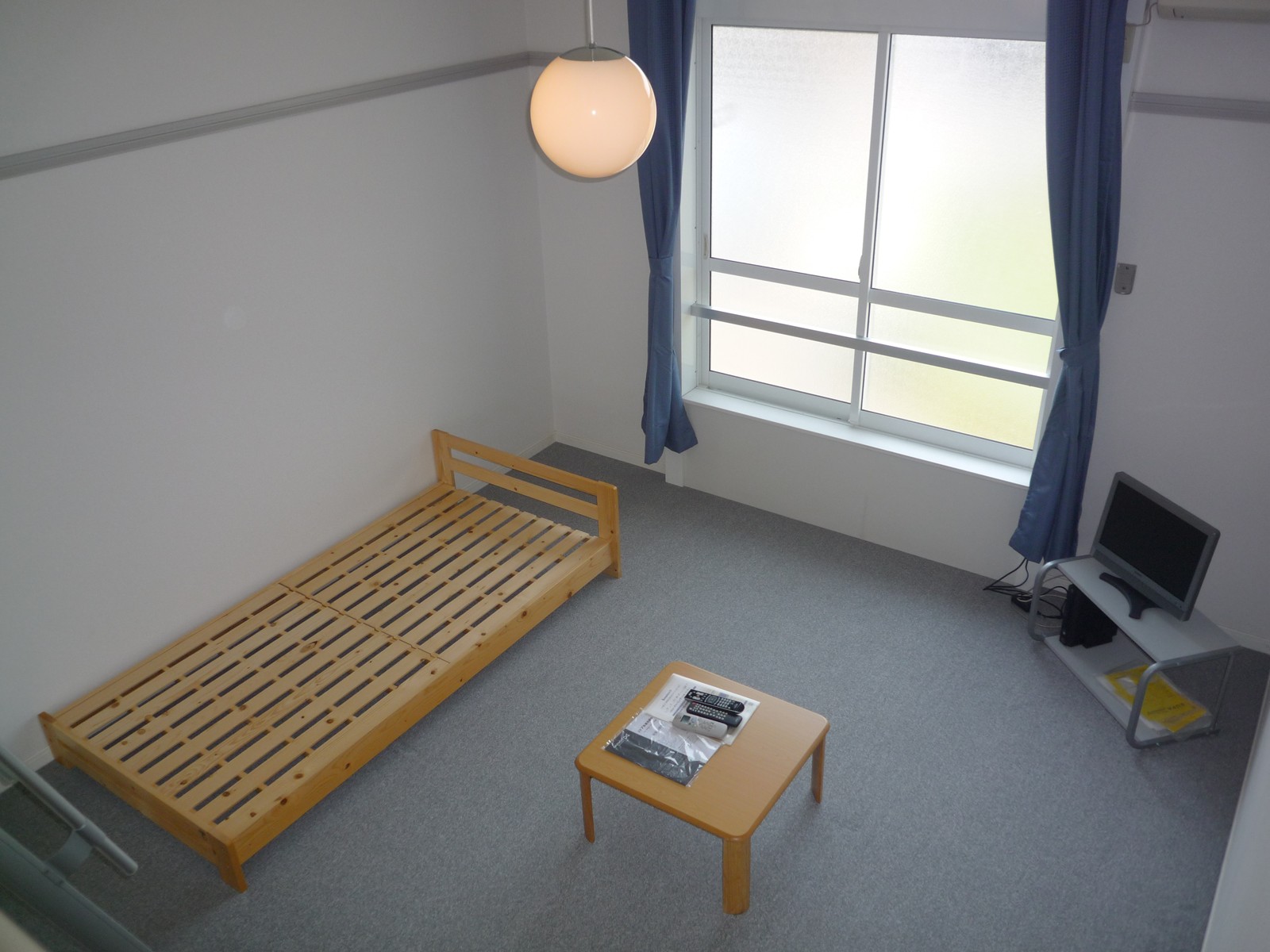 Living and room. TV ・ Air conditioning ・ Wooden frame bed ・ With table ※ Different specifications in the room