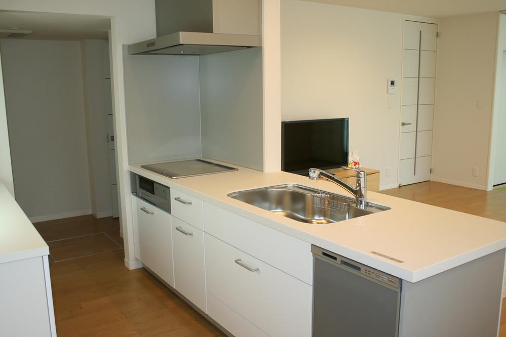 Kitchen. Pat housework flow line in the circulation plan