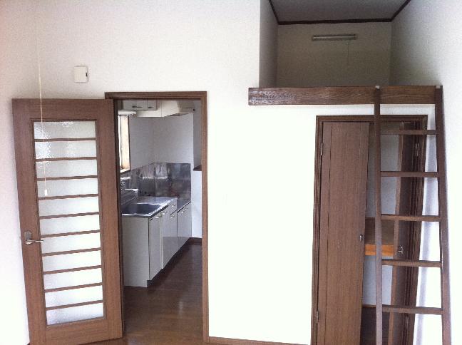 Living and room. Loft is accessible also as luggage storage