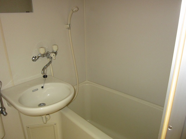 Bath. Hot water supply ・ A shower!